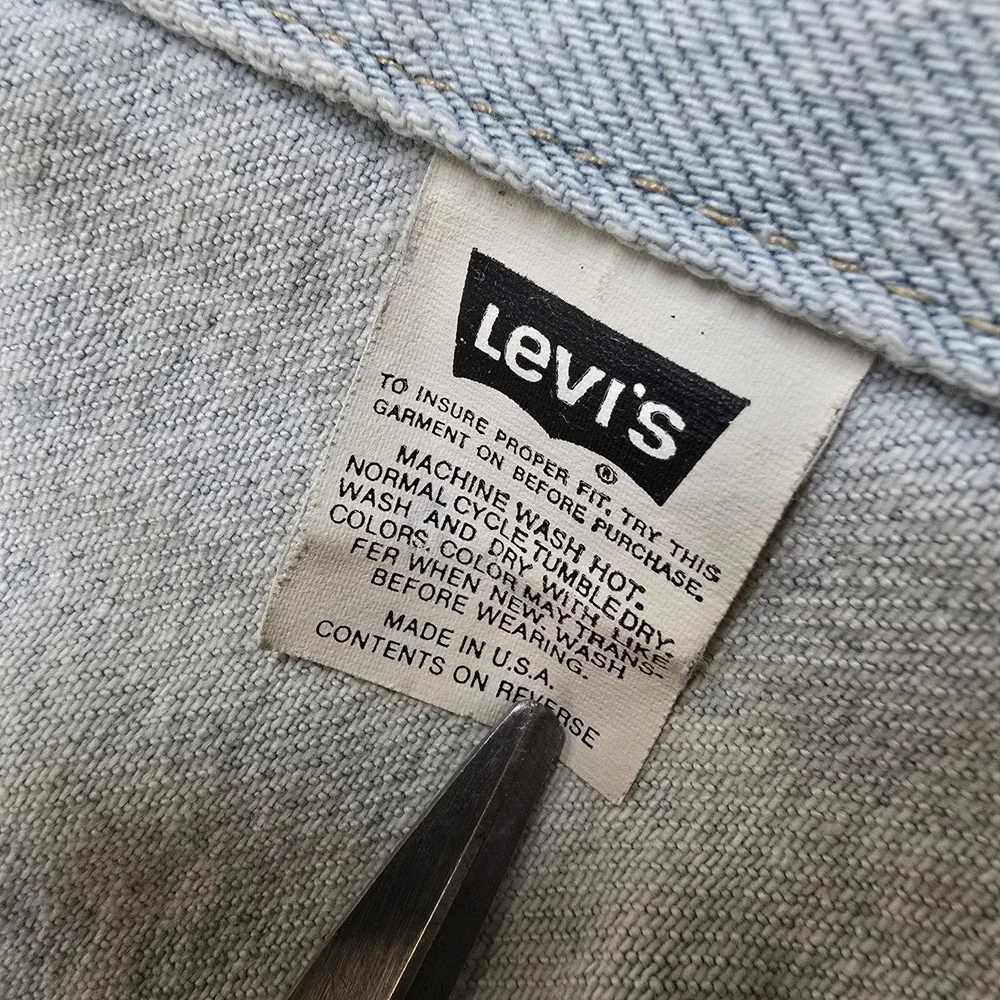 Vintage Levi's Denim Trucker Jacket Mens XL Distressed Light‎ Wash Jean Made USA - Picture 8 of 14